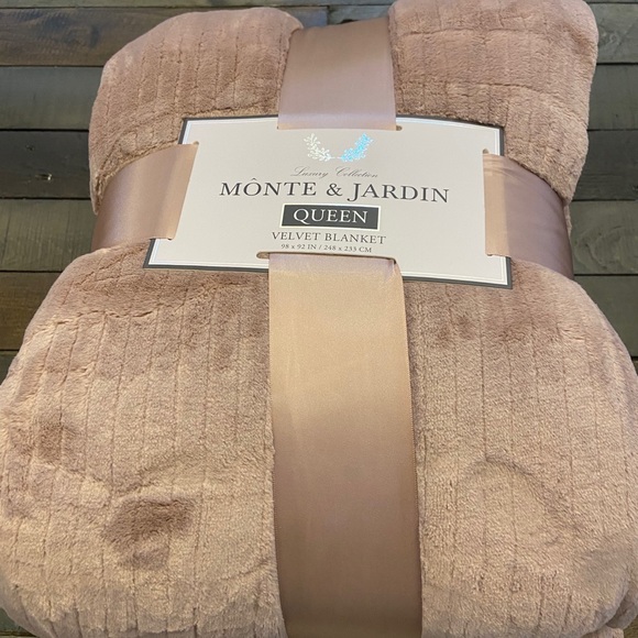 monte & jardin Bedding New Monte Jardin Queen Velvet Blanket Poshmark